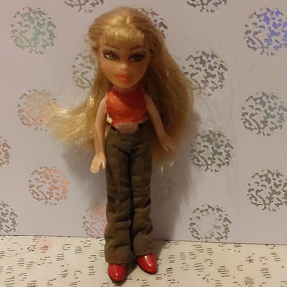 MGA L'il Bratz Funky Fashions Slip On N Off Chloe 2003